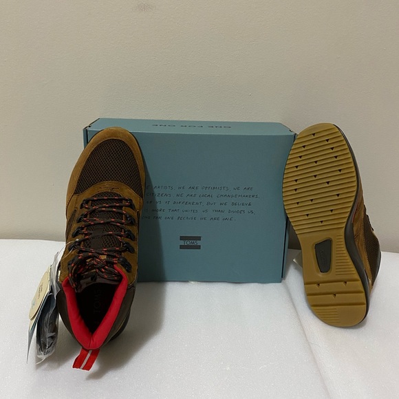 TOMS Men's Waterproof Distressed Leather Shoes - Picture 5 of 9